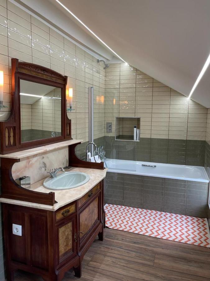 Vintage Balcony 4*