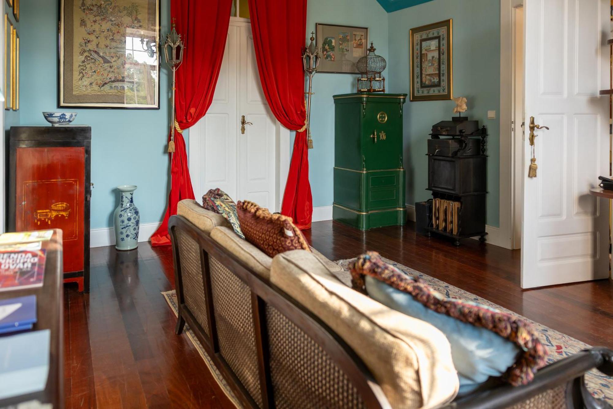Vintage Balcony 4*